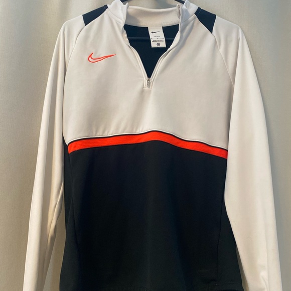 Nike Tops - Nike pullover